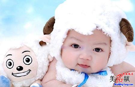 羊?qū)殞毱鹈执笕? /></a>　　2015年2月4日是立春節(jié)氣，過了這一天出生的寶寶就是傳統(tǒng)意義上的羊?qū)殞毩?。你可能?huì)疑惑，為什么不是過了春節(jié)以后呢？關(guān)于這一點(diǎn)，美名騰多次撰文解釋這個(gè)問題。如果不清楚的，可以查看美名騰這篇說明文章...</div>
							        <div style="height:5px; font-size:5px"></div>
							        <hr width="99%" style="text-align:center; border-style:dotted; border-width:0px; height:1px;" />
							        <div style="height:5px; font-size:5px"></div>
							    </div>
						        </td>
	</tr><tr style="border-width:0px;">
		<td valign="top">
						        <div style="padding-left:3px; padding-right:3px;line-height:180%">
							         <h3 style="padding:0px;margin:0px;display:inline;"><a id="ctl00_ContentPlaceHolder1_ShowMore1_dgNews_ctl08_HyperLink1" class="headline" href="/Message/ShowNews.aspx?NewsID=3651" target="_blank">屬羊人的運(yùn)程和起名禁忌破解</a></h3>
							         <span id="ctl00_ContentPlaceHolder1_ShowMore1_dgNews_ctl08_Label1" style="color:Green;font-size:10pt;">2015/1/20 15:34:15</span>
							          <span style="color:Red;font-size:8pt;"></span>
							        <br />
							        <div style="padding-top:1px; width:95%; padding-left:8px; line-height:180%;color:#2f2f2f;font-size:14px;" ><a href=
